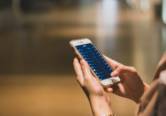 business, smartphone, hands-7304257.jpg